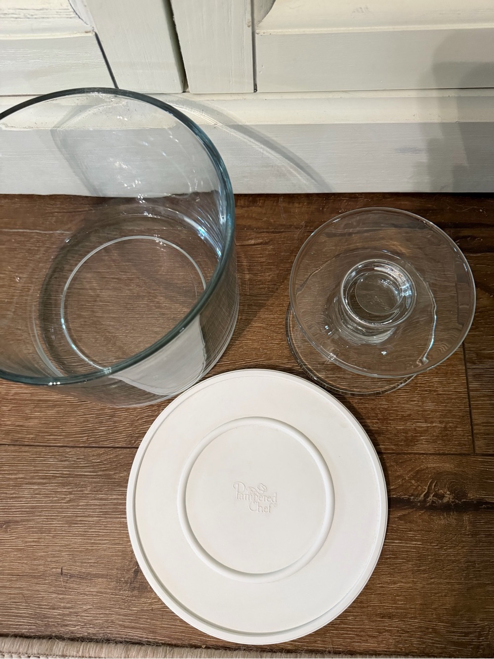 Excellent Pampered Chef Clear Glass Pedestal Trifle Bowl with White Lid - Picture 5 of 6
